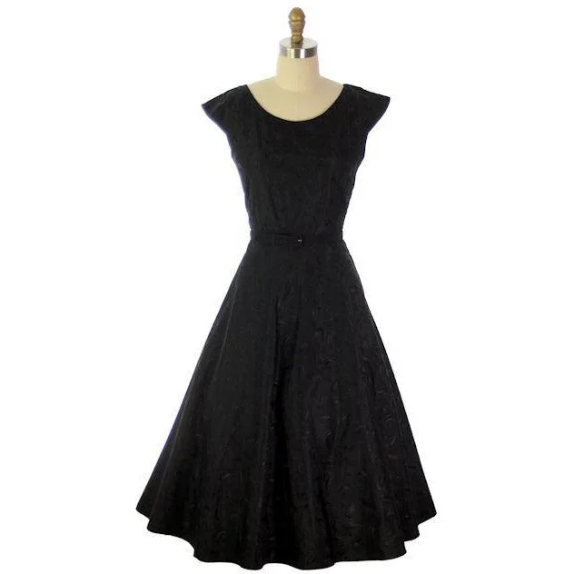 Vintage Black Embroidered Taffeta Party Dress Full Skirt 1950s 36-27-Free Tunics Chic elegant Vintage Black Embroidered Taffeta Party Dress Full Skirt 1950s 36-27-Free Tunics Chic elegant